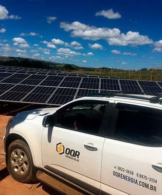 Veículo da OQR ao lado de módulos solares
