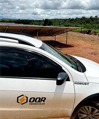 Carro da OQR Energia Solar próximo a uma usina